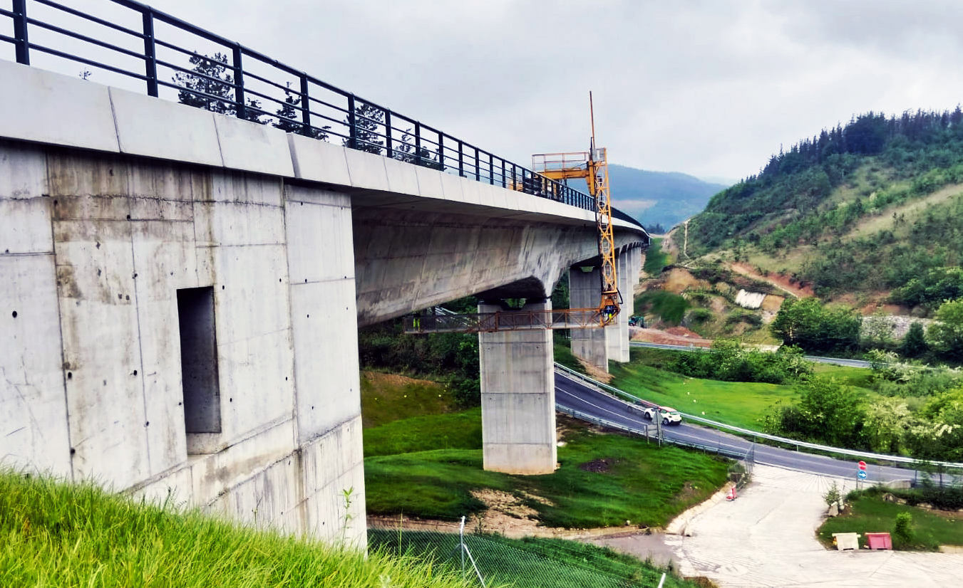 camión bajo puente 